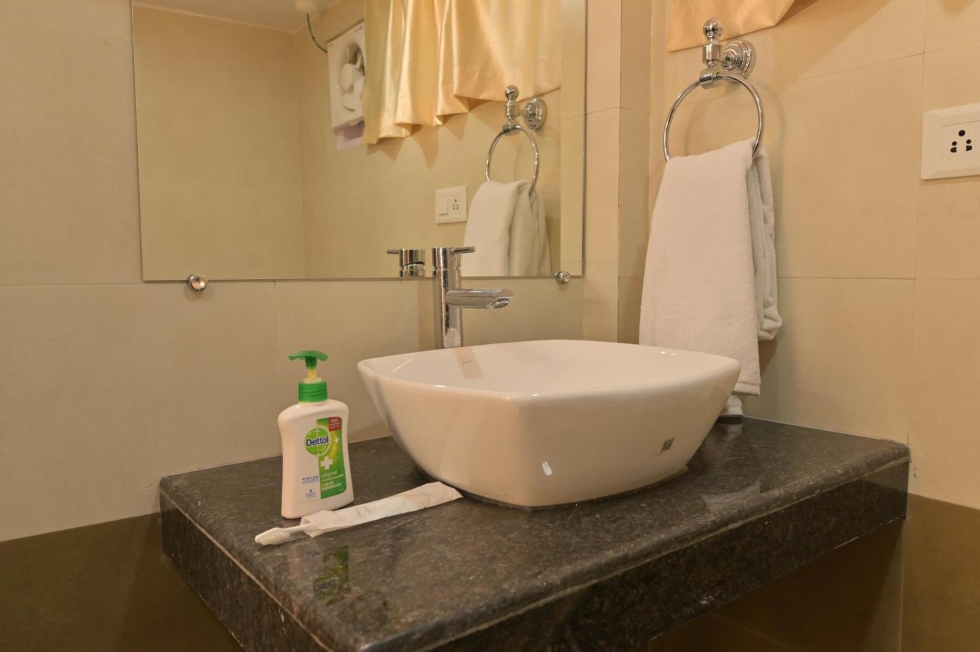 The Sumola House Hotel Jorhat Ruang foto